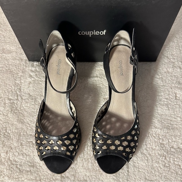 Coupleof Black an Gold Heels - Picture 8 of 16